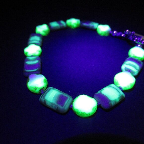 Uranium glass bead bracelet - Picture 1 of 8
